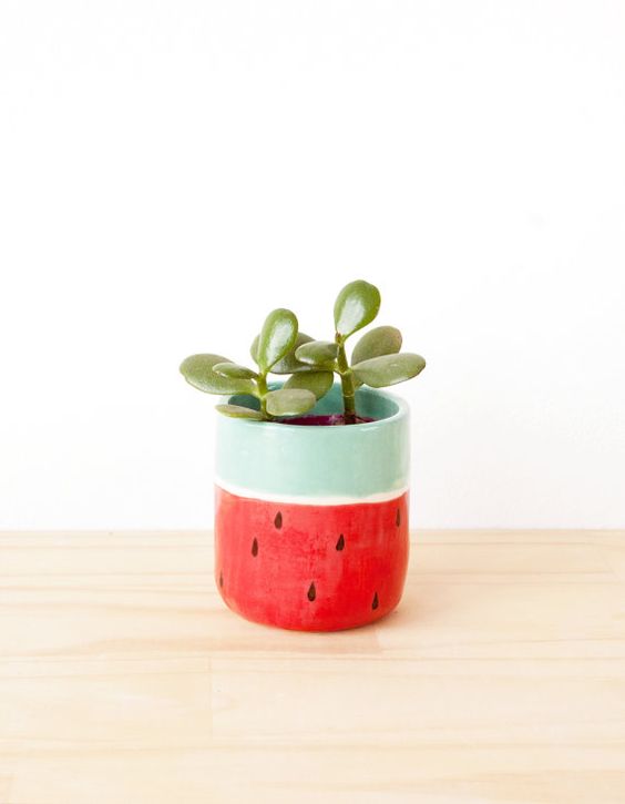 Decoração com vaso de cerâmica melancia