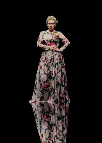 famosas plus size - Adele com Dolce and Gabbana