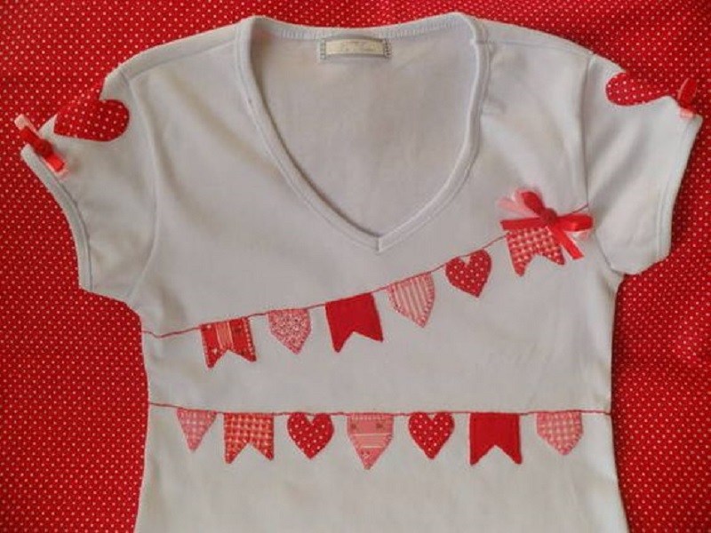 15  ideias de roupa para festa junina - DIY - camiseta com apliques de bandeirinha