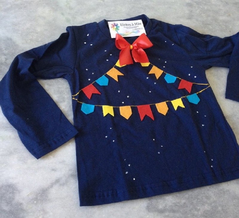 15 ideias de  roupa para festa junina - DIY - camiseta com apliques de bandeirinhas