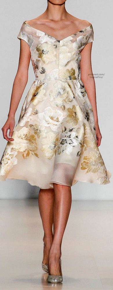 Vestido leve e floral para bodas de ouro , prata ou bronze