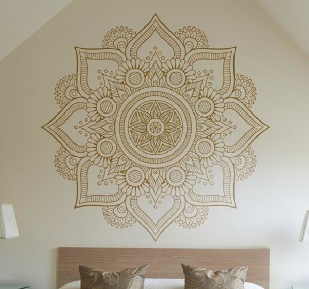 Na parede, adesivos de mandala , decora e harmoniza o ambiente