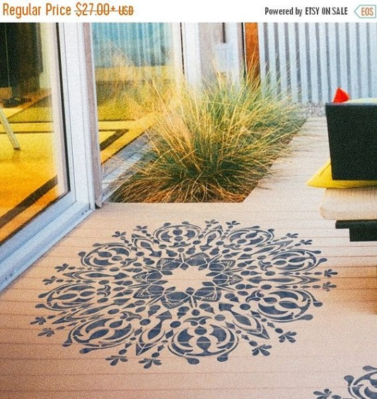 Pintar uma mandala no chão com stencil , efeito lindo!