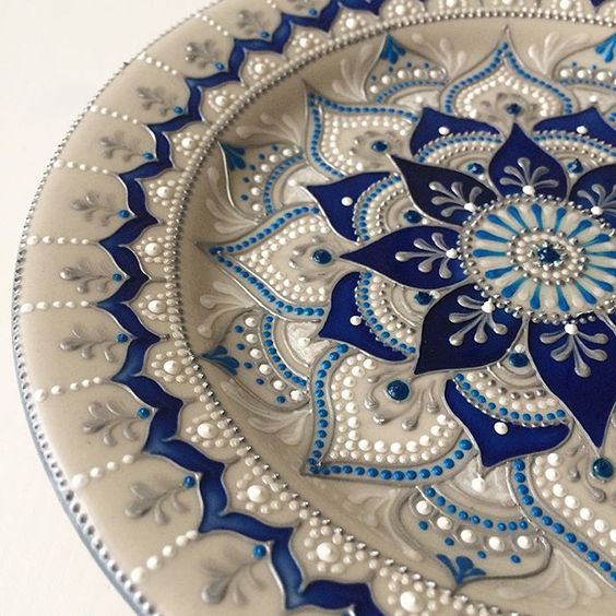 prato pintado a mao de mandala
