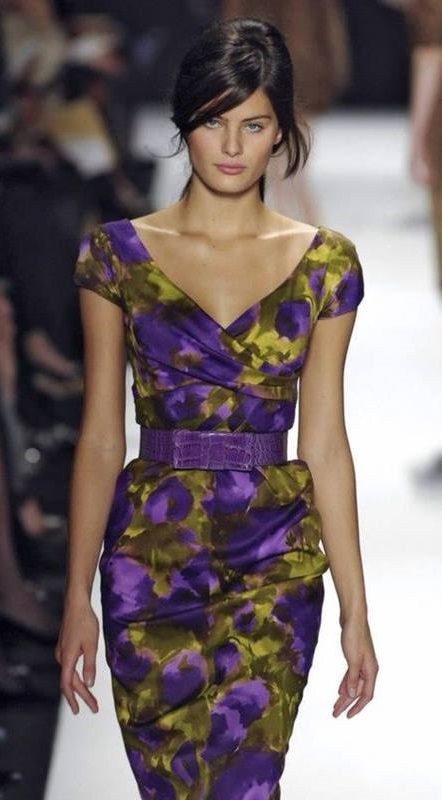 Vestido violeta para festas de fim de ano - significado das cores