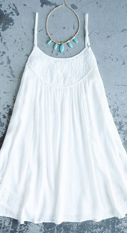Vestido branco para festa de ano novo na praia - moda anti-idade