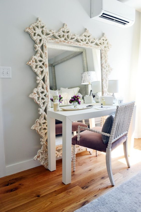 decoração de espelho com moldura para o quarto