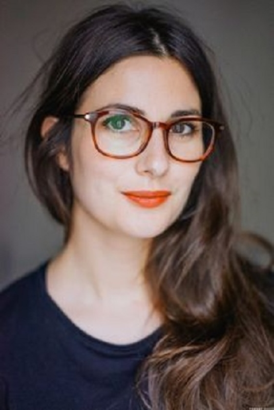 linda com óculos de grau