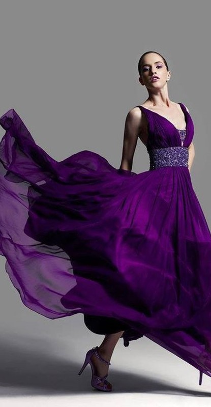 moda ultravioleta - cor pantone 2018 - vestido