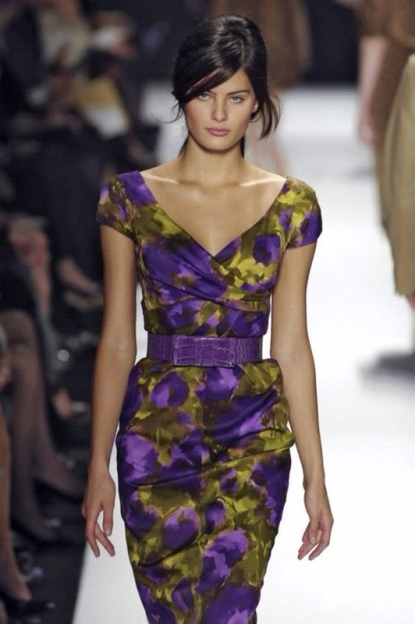 vestido cor ultravioleta