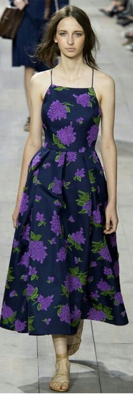 vestido cor ultravioleta