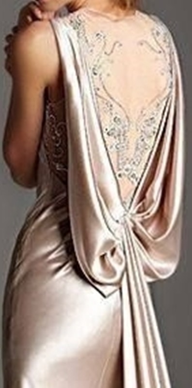 Detalhe das costas do vestido para festa para senhoras