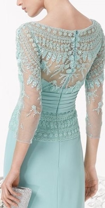 Detalhe das costas do vestido para festa para senhoras