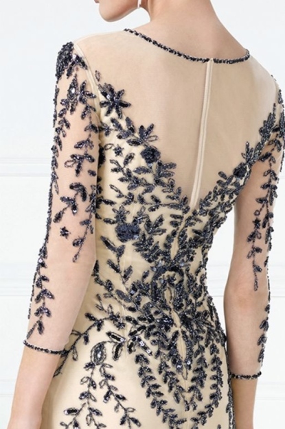 Detalhe das costas do vestido para festa para senhoras