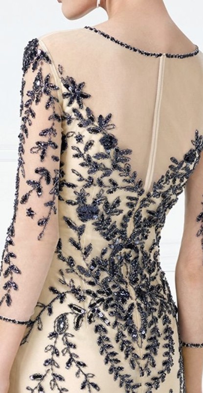 Detalhe das costas do vestido para festa para senhoras