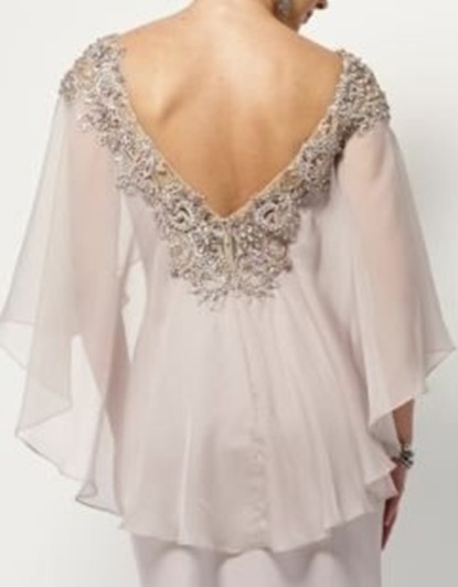 Detalhe das costas do vestido para festa para senhoras