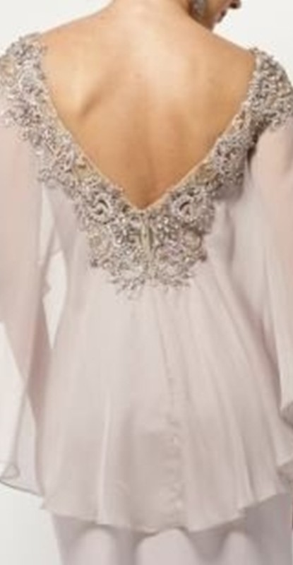Detalhe das costas do vestido para festa para senhoras