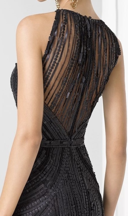 Detalhe das costas do vestido para festa para senhoras