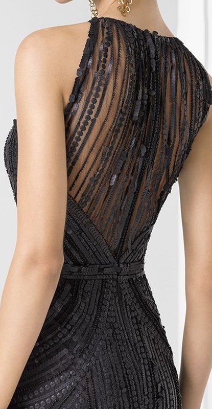 Detalhe das costas do vestido para festa para senhoras