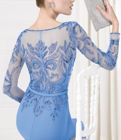 Detalhe das costas do vestido para festa para senhoras
