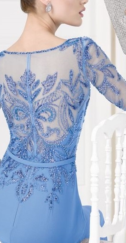 Detalhe das costas do vestido para festa para senhoras