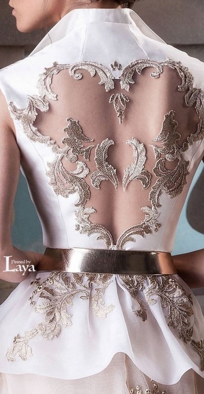 Detalhe das costas do vestido para festa para senhoras