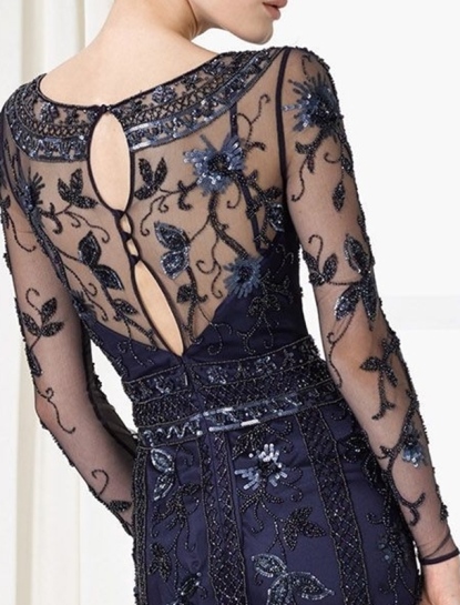 Detalhe das costas do vestido para festa para senhoras
