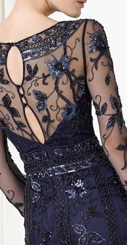 Detalhe das costas do vestido para festa para senhoras