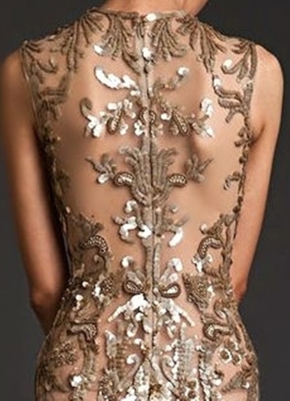 Detalhe das costas do vestido para festa para senhoras