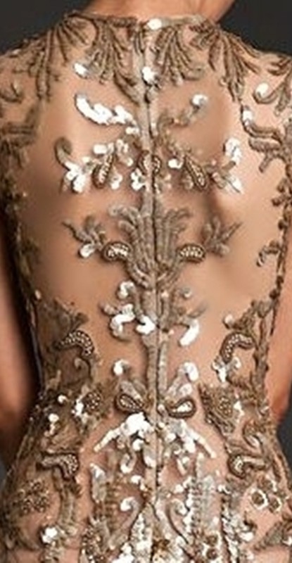Detalhe das costas do vestido para festa para senhoras