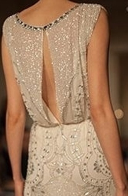 Detalhe das costas do vestido para festa para senhoras