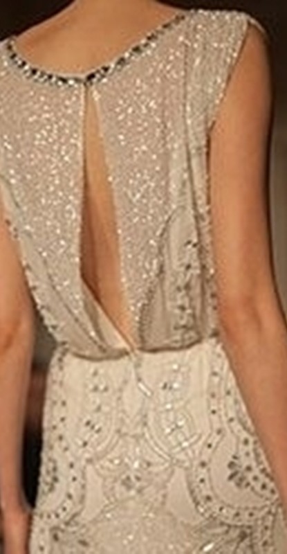 Detalhe das costas do vestido para festa para senhoras