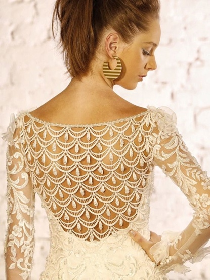 Detalhe das costas do vestido para festa para senhoras