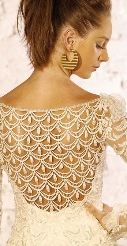 Detalhe das costas do vestido para festa para senhoras