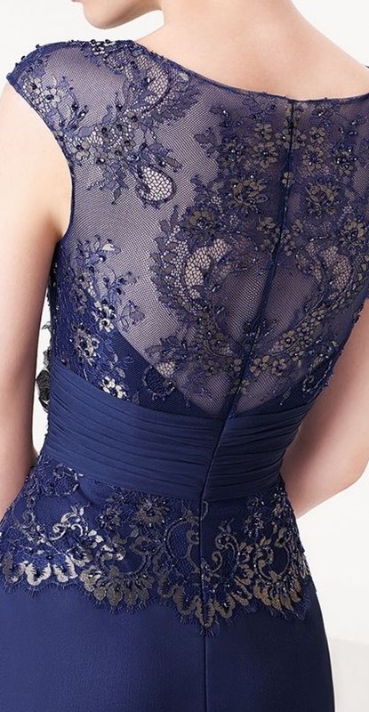 Detalhe das costas do vestido para festa para senhoras
