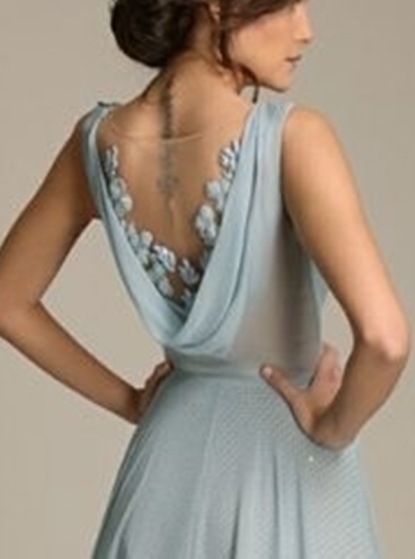 Detalhe das costas do vestido para festa para senhoras
