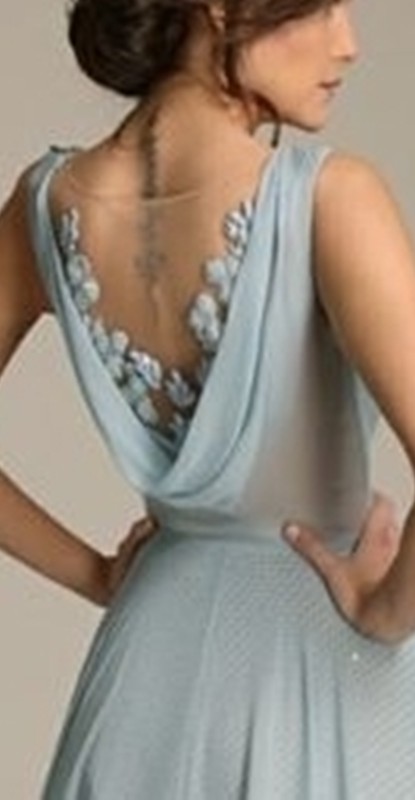 Detalhe das costas do vestido para festa para senhoras
