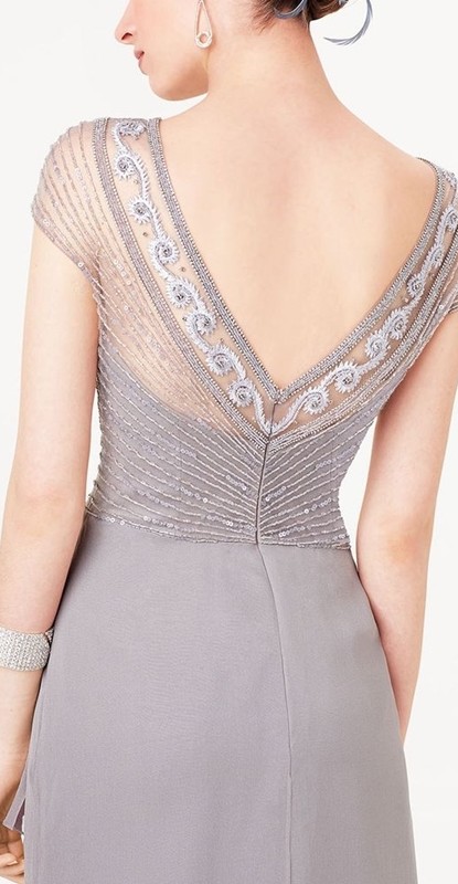 Detalhe das costas do vestido para festa para senhoras