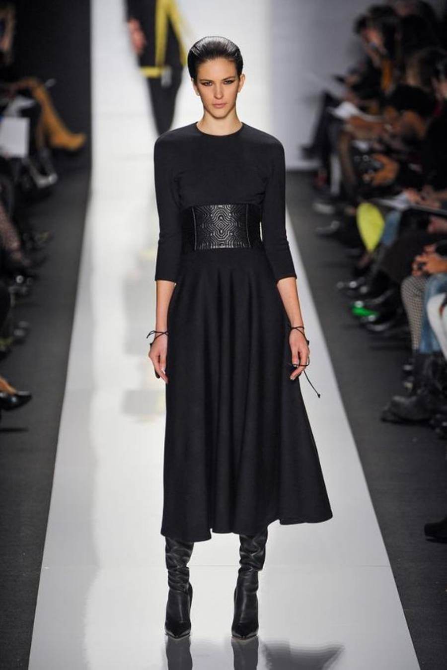 Moda anti-idade: como usar botas com saia - www.defrenteparaomar.com