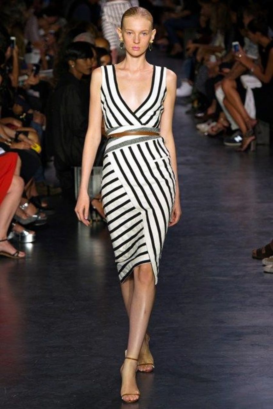 Moda anti-idade: vestido de listras diagonais