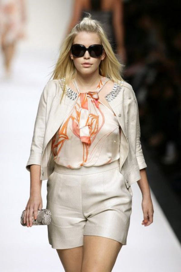 Moda plus size com estilo de shorts