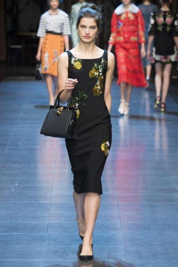 O charme de um detalhe floral no vestido ou blusa