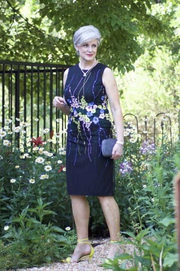 O charme de um detalhe floral no vestido ou blusa