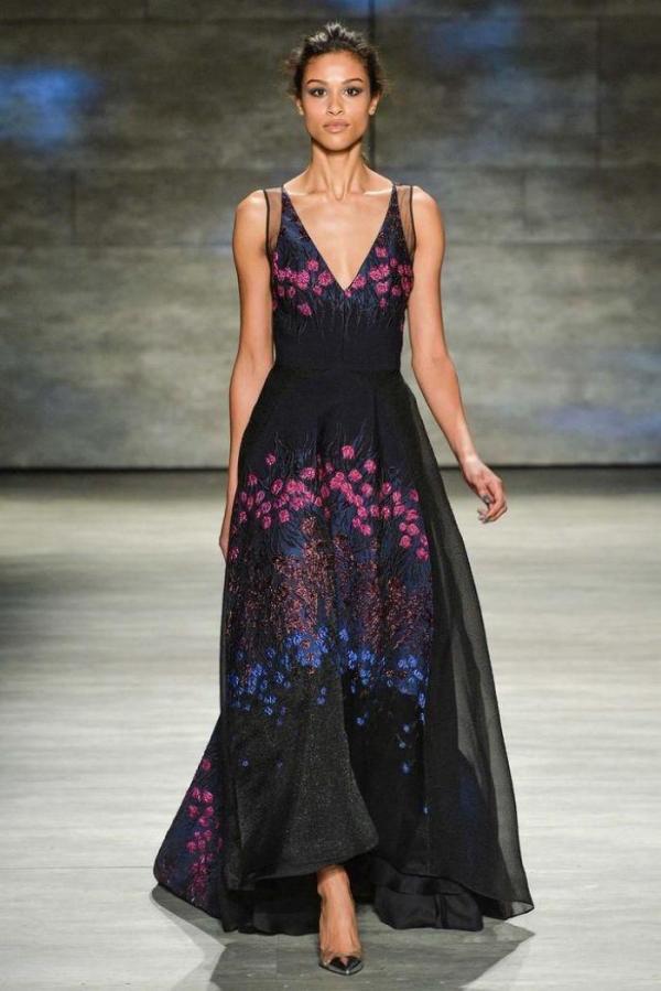 O charme de um detalhe floral no vestido ou blusa