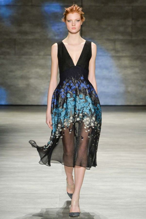 O charme de um detalhe floral no vestido ou blusa