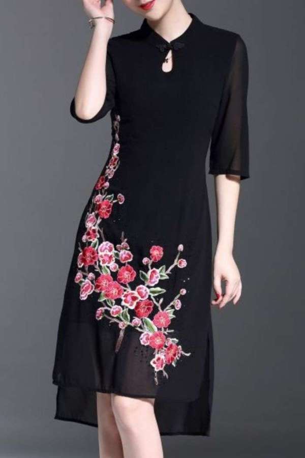 O charme de um detalhe floral no vestido ou blusa