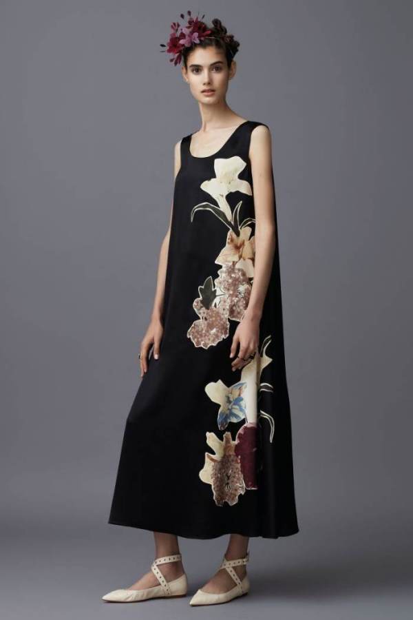 O charme de um detalhe floral no vestido ou blusa