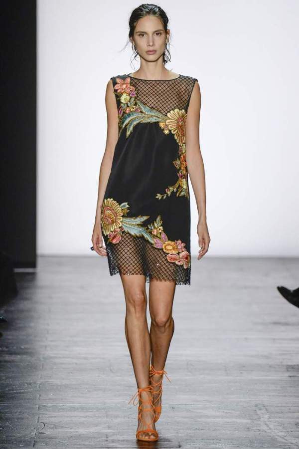 O charme de um detalhe floral no vestido ou blusa