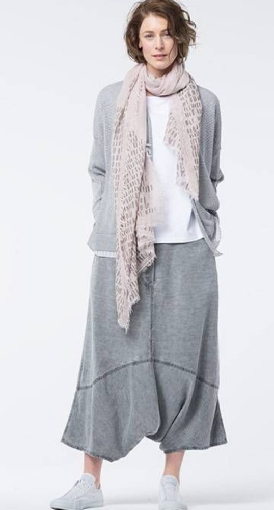 Moda anti-idade: Dicas de como combinar roupas cinza