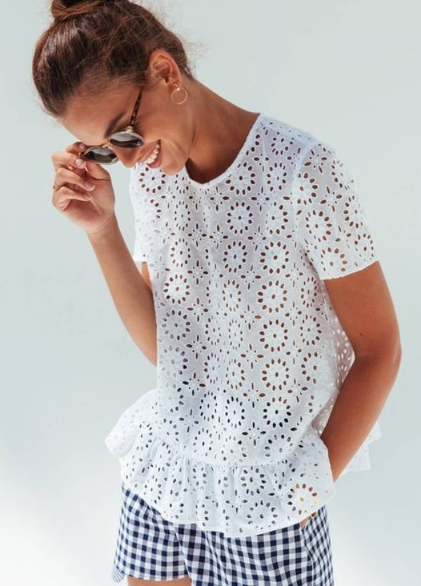 Moda anti-idade: A blusa de laise está de volta!